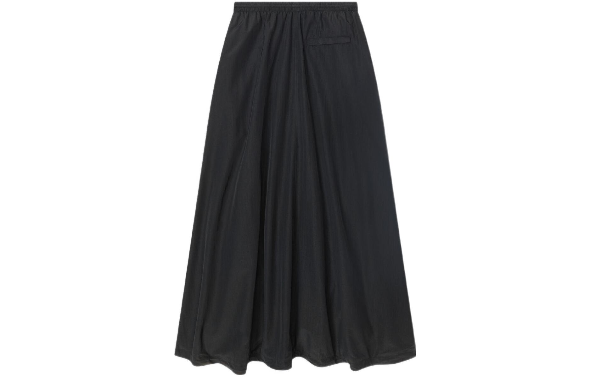 Lookbook (W) 발렌시아가 FW22 블랙 로고 프린트 롱 스커트 (밴딩 허리). 704356TKO481000