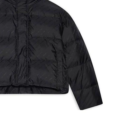 (W) Chaqueta Acolchada Balenciaga FW22 Negra Logo Jacquard Cuello Alto Ajuste Regular 681883TKO401000 Sizing (W) Chaqueta Acolchada Balenciaga FW22 Negra Logo Jacquard Cuello Alto Ajuste Regular 681883TKO401000