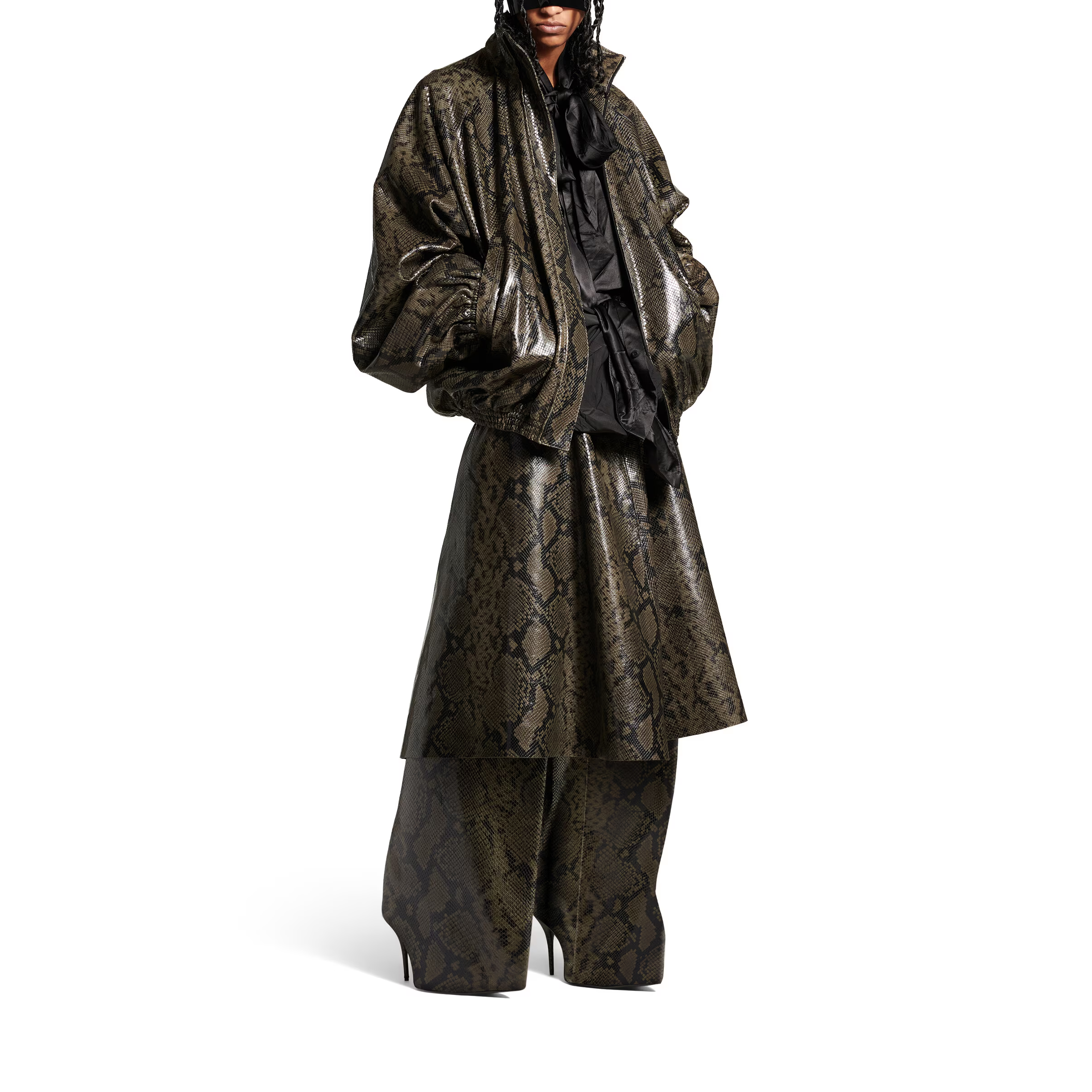 Shop (W) 발렌시아가 FW24 뱀 엠보 가죽 하이넥 톱 오버사이즈 딥 그린. 813095TRS081024