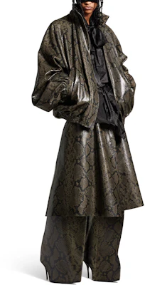 (W) 발렌시아가 FW24 뱀 엠보 가죽 하이넥 톱 오버사이즈 딥 그린. 813095TRS081024 Shop (W) 발렌시아가 FW24 뱀 엠보 가죽 하이넥 톱 오버사이즈 딥 그린. 813095TRS081024