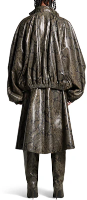 (W) 발렌시아가 FW24 뱀 엠보 가죽 하이넥 톱 오버사이즈 딥 그린. 813095TRS081024 Details for (W) 발렌시아가 FW24 뱀 엠보 가죽 하이넥 톱 오버사이즈 딥 그린. 813095TRS081024