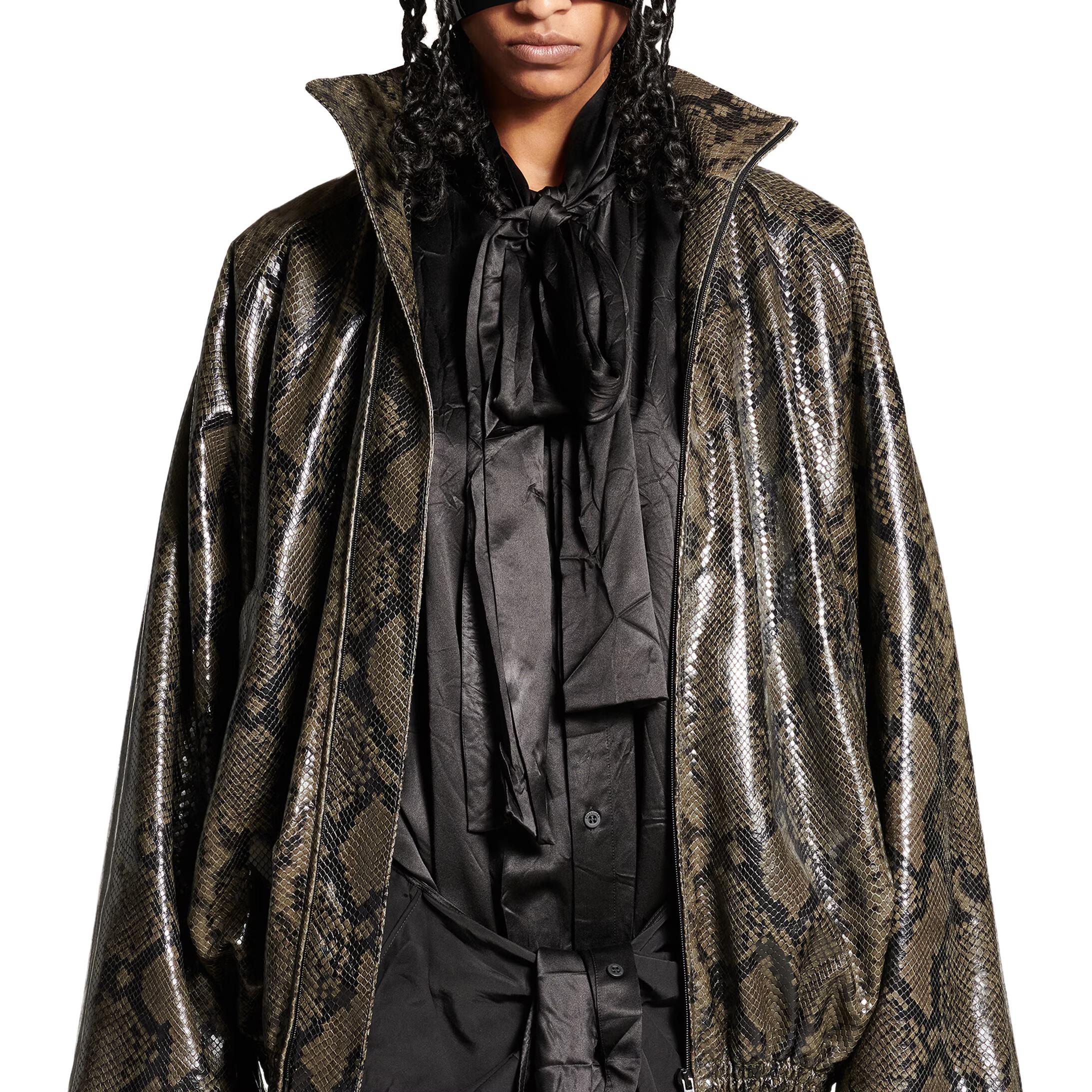 Sizing (W) 발렌시아가 FW24 뱀 엠보 가죽 하이넥 톱 오버사이즈 딥 그린. 813095TRS081024