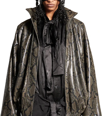 (W) 발렌시아가 FW24 뱀 엠보 가죽 하이넥 톱 오버사이즈 딥 그린. 813095TRS081024 Sizing (W) 발렌시아가 FW24 뱀 엠보 가죽 하이넥 톱 오버사이즈 딥 그린. 813095TRS081024