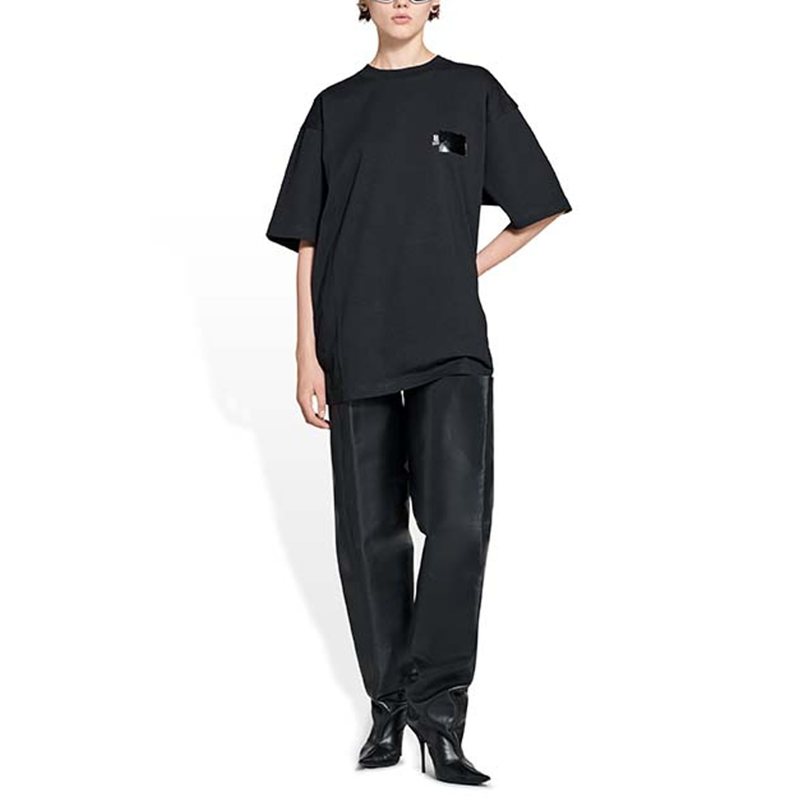 Shop (Women) Balenciaga Logo Crewneck Short Sleeve Tee FW22  Black Loose Fit. 641655TNVG11089