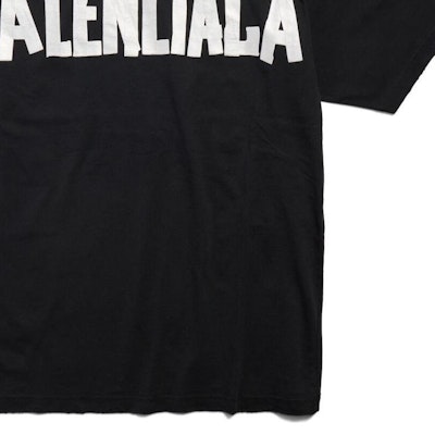 (W) 발렌시아가 뉴 테이프 로고 프린트 디스트로이드 티셔츠 블랙 739784TQVQ81073 Purchase (W) 발렌시아가 뉴 테이프 로고 프린트 디스트로이드 티셔츠 블랙 739784TQVQ81073