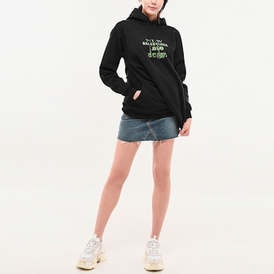 (Women) Balenciaga SS22 Letter Print Black Hoodie Long Sleeve for Women. 518236TYK471000 Lookbook (Women) Balenciaga SS22 Letter Print Black Hoodie Long Sleeve for Women. 518236TYK471000