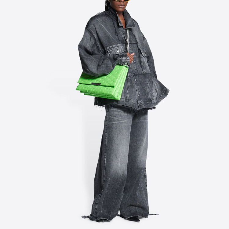 Shop (W) Balenciaga SS22 Jaket Denim Cut-Up Karpet Merah Wanita Hitam. 697779TBP470109