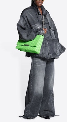 (W) Balenciaga SS22 Jaket Denim Cut-Up Karpet Merah Wanita Hitam. 697779TBP470109 Shop (W) Balenciaga SS22 Jaket Denim Cut-Up Karpet Merah Wanita Hitam. 697779TBP470109