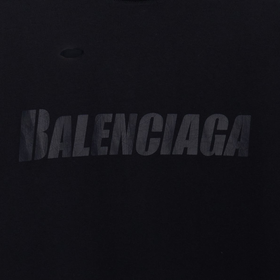 Shop (W) Balenciaga SS22 Wanita Hitam Kemeja-T Logo Cetak Huruf Distressed Regular Fit. 651795TKVB80106