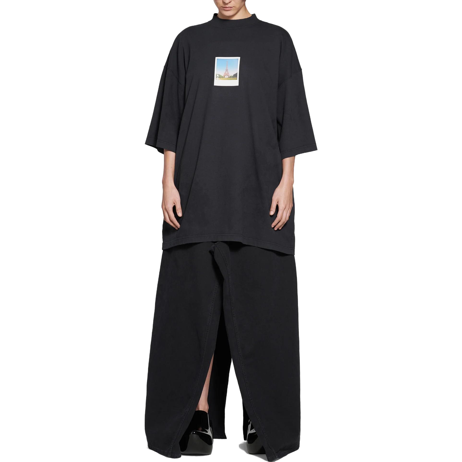 Shop (Women) Balenciaga SS23  Oversized Black T-Shirt with Architectural Print Design. 744439TOVC51055