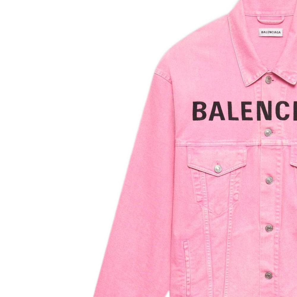 Sizing (W) Balenciaga Jaket Denim Pink Valentine''s dengan Cetakan Logo Depan. 594386TEW378000