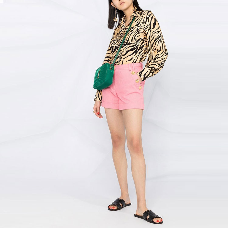 Lookbook (W) BALMAIN SS21 粉色休閒短褲搭配金色鈕扣細節 VF15010-C208-4KH