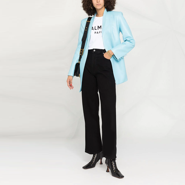 Lookbook (W) 발망 SS22 화이트 로고 프린트 와이드 스트랩 탱크탑. XF1EB005BB02-GAB