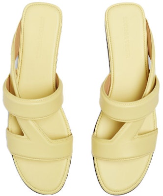 Bottega Veneta 葆蝶家 Band Flat 簡約舒適一字型時尚涼拖 女款 黃 Lookbook Bottega Veneta 葆蝶家 Band Flat 簡約舒適一字型時尚涼拖 女款 黃