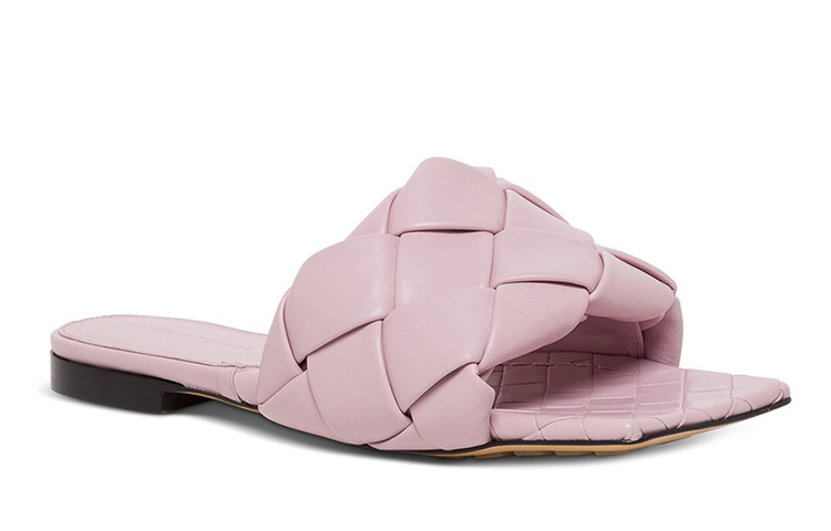 Lookbook Bottega Veneta 葆蝶家 Lido 露趾 方頭 時尚涼拖 女款 粉色