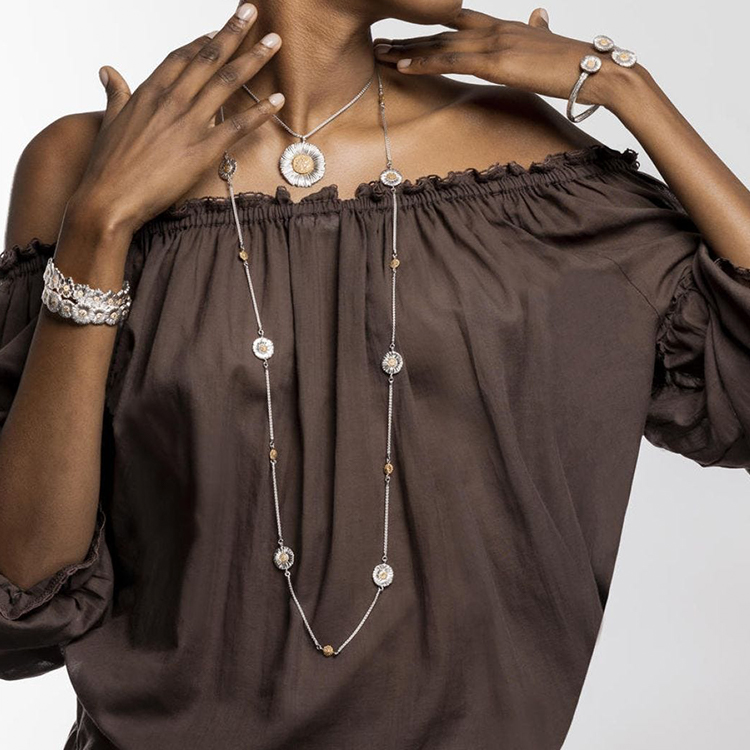 Shop (W) Buccellati Blossoms Gardenia 銀嵌藍寶石窄版手環 銀色. JAGBRA015803