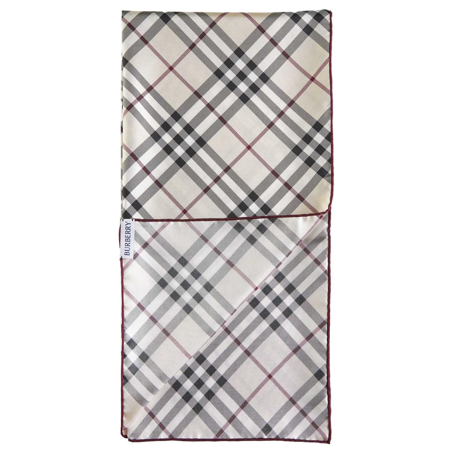 Lookbook (W) 버버리 베이지 스트라이프 체크 실크 스카프. 8095223A1450