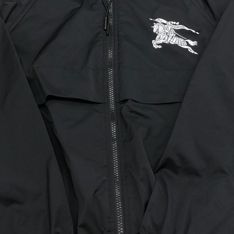 Shop (W) バーバリー ブラック フーディージャケット ホースロゴプリント入り. 80838771