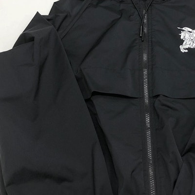 (W) バーバリー ブラック フーディージャケット ホースロゴプリント入り. 80838771 Details for (W) バーバリー ブラック フーディージャケット ホースロゴプリント入り. 80838771