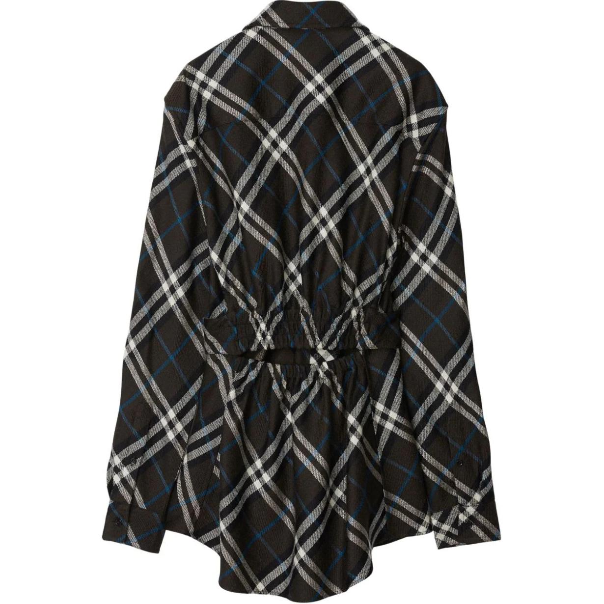 Lookbook (W) Vestido Camisero Negro Burberry de Manga Larga con Cuello Check y Cinturón. 80941531