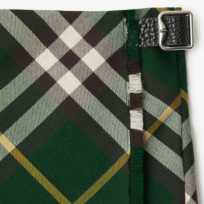 (Women) Burberry Green Plaid High-Waist Skirt with B Buckle Detail. 80830161 Sizing (Women) Burberry Green Plaid High-Waist Skirt with B Buckle Detail. 80830161