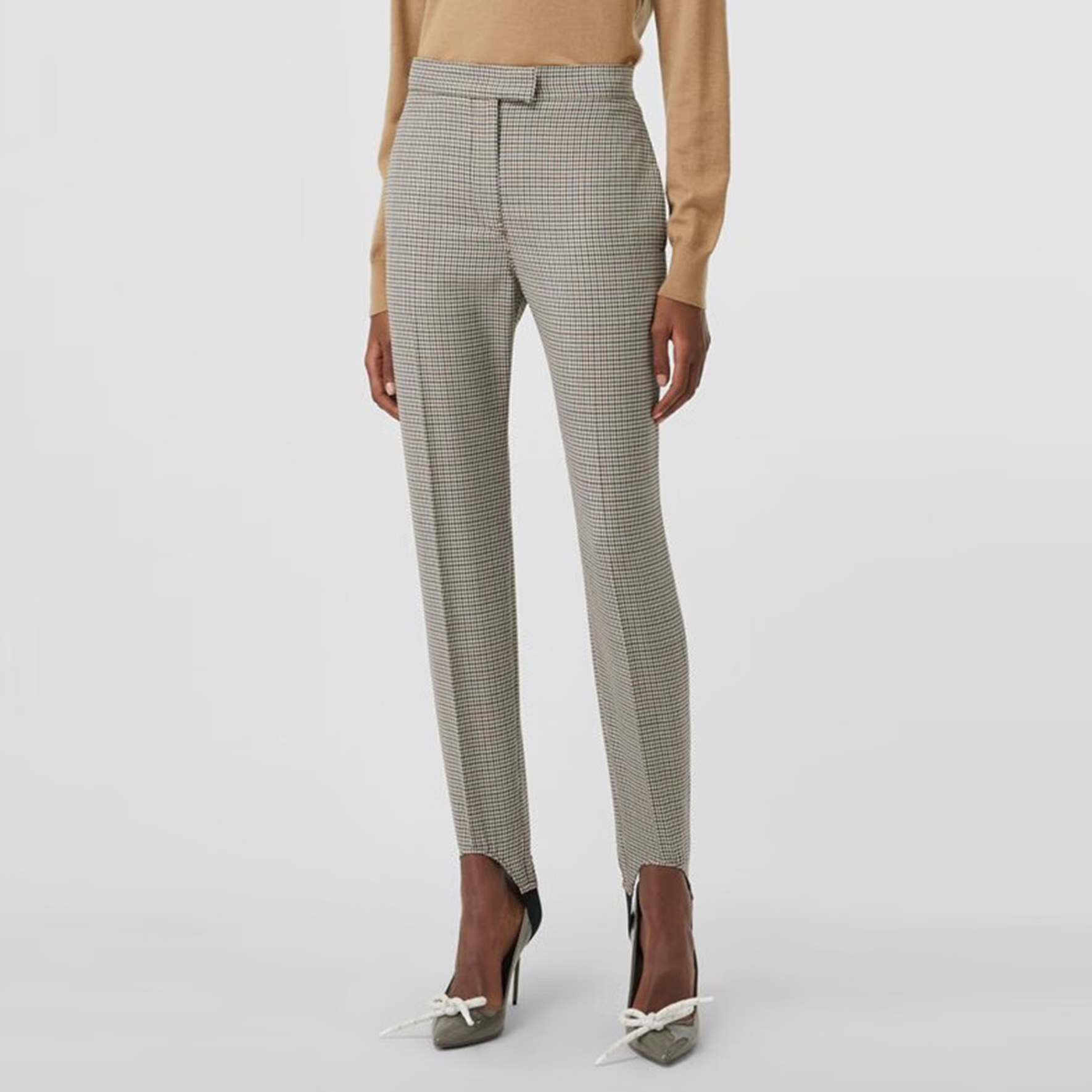 Lookbook (W) Celana Casual Khaki Motif Houndstooth Burberry dengan Detail Stirrup. 80019521