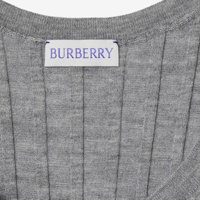(W) Burberry Camiseta Casual Sin Mangas Gris con Logo. 80808911 Sizing (W) Burberry Camiseta Casual Sin Mangas Gris con Logo. 80808911