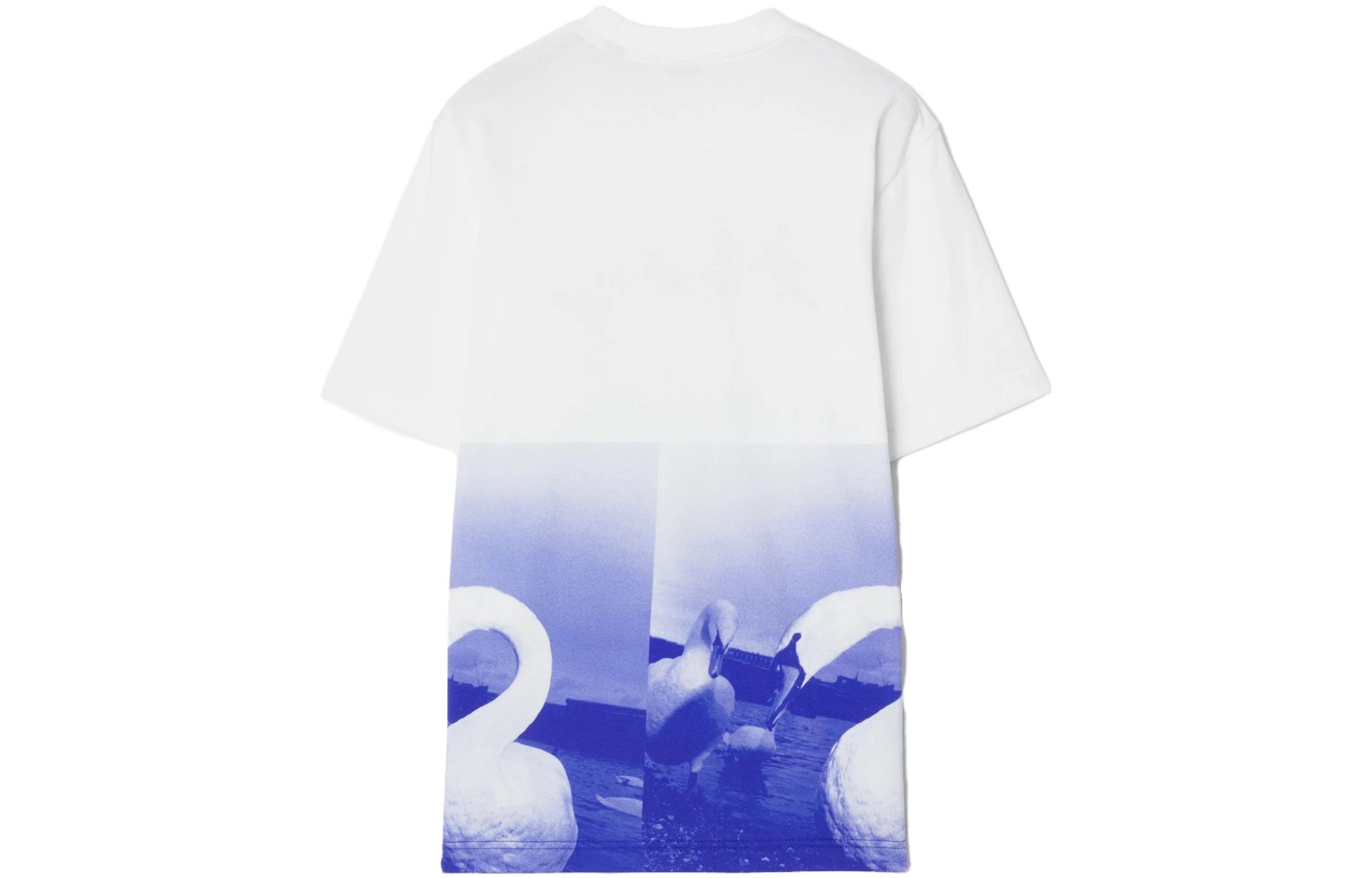 Lookbook (W) Camiseta Blanca Burberry Oversized con Estampado Gráfico y Cuello Redondo. 80776111