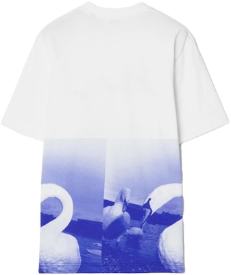 (W) Camiseta Blanca Burberry Oversized con Estampado Gráfico y Cuello Redondo. 80776111 Lookbook (W) Camiseta Blanca Burberry Oversized con Estampado Gráfico y Cuello Redondo. 80776111