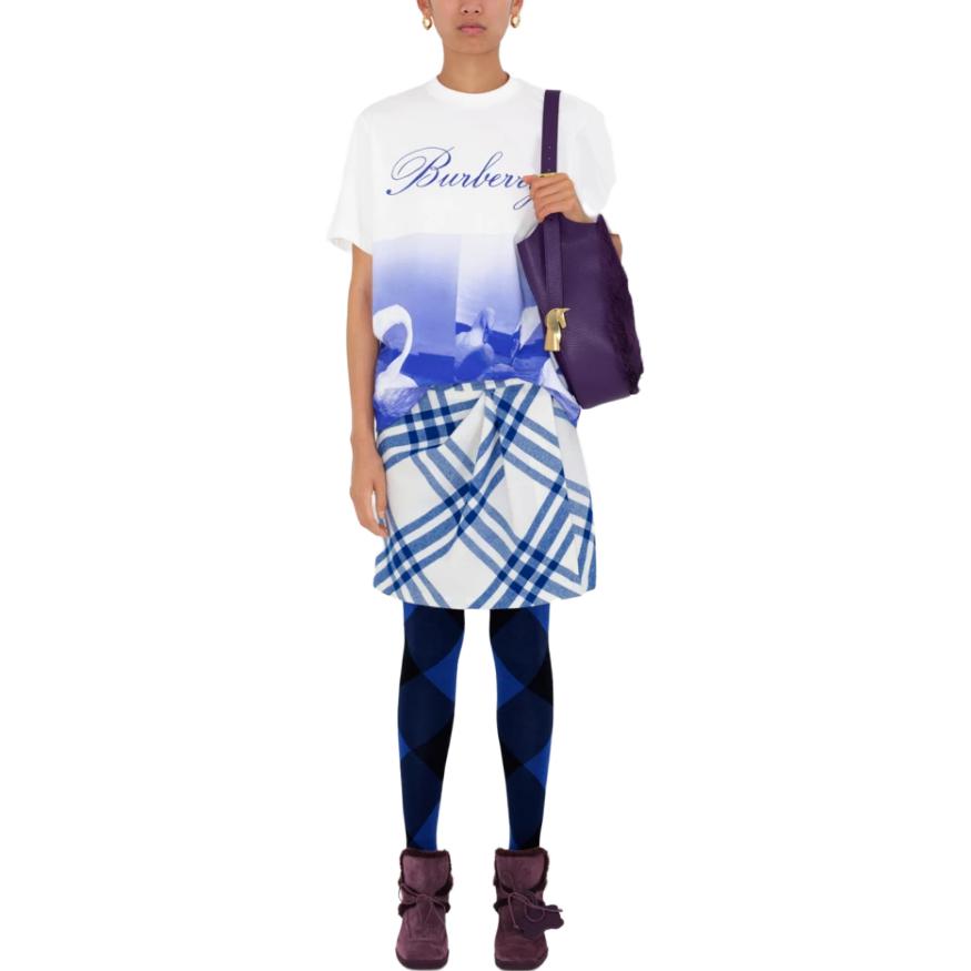 Shop (W) Camiseta Blanca Burberry Oversized con Estampado Gráfico y Cuello Redondo. 80776111