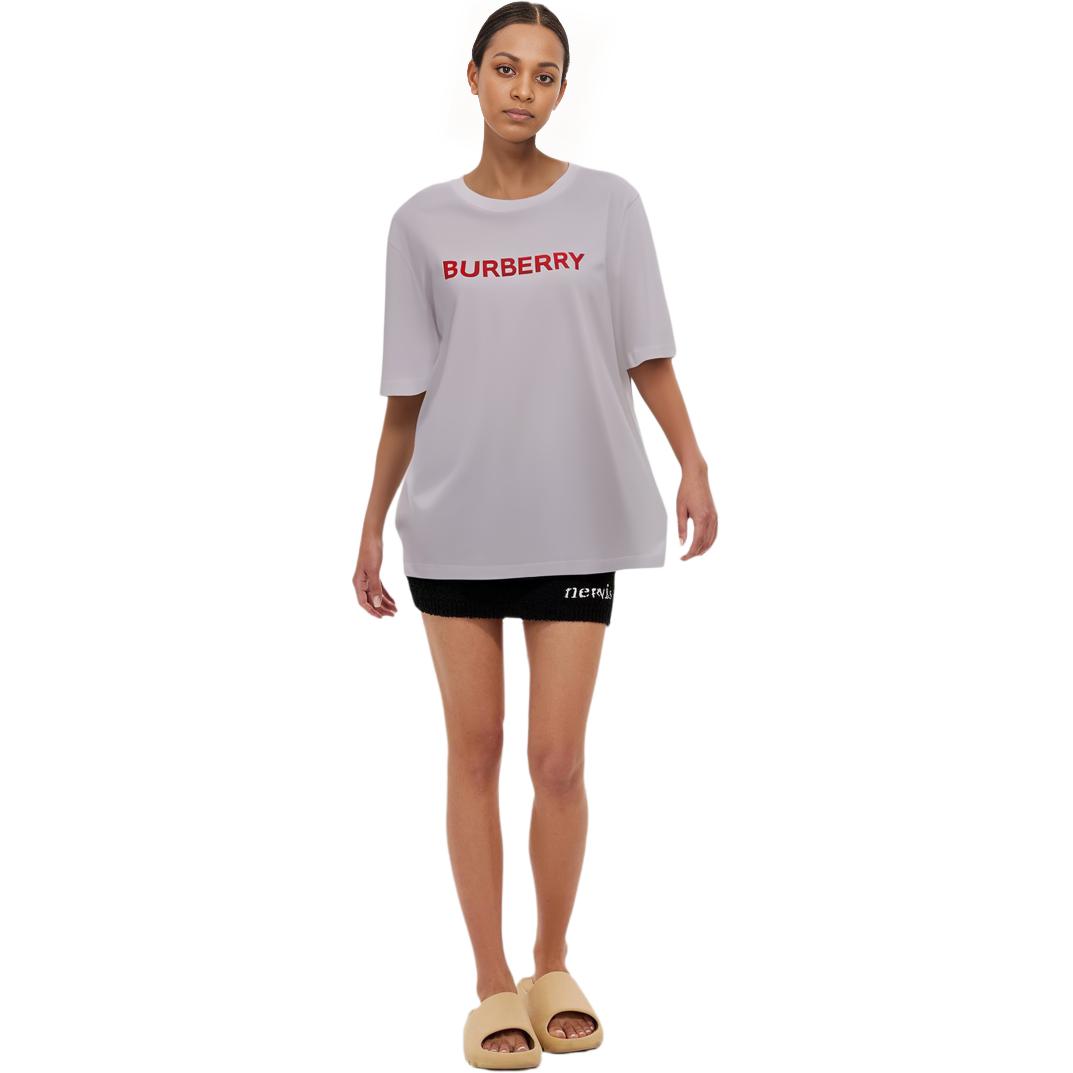 Shop (W) Burberry Kaos Crewneck Merah Logo Huruf SS23 Regular Fit. 80709731