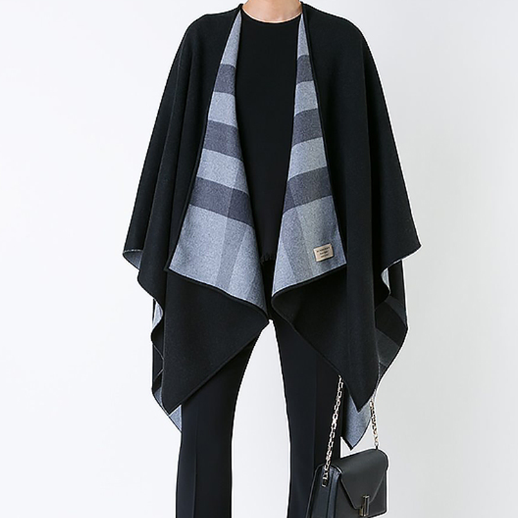 Lookbook (Women) Burberry  Reversible Check Warm Shawl Black 4029404