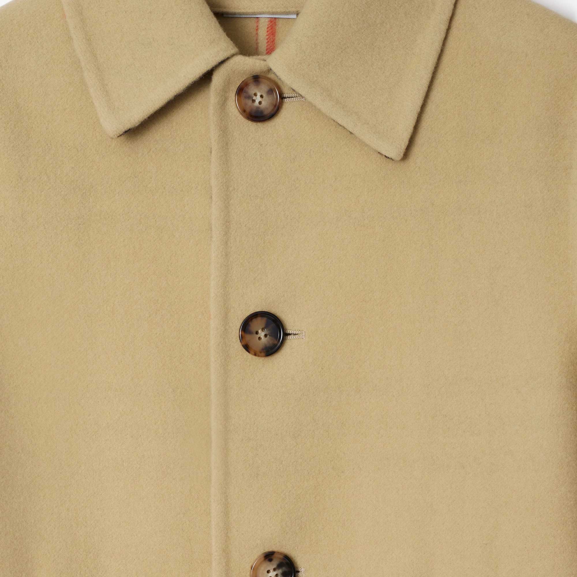 Sizing (W) Abrigo Burberry de Lino Beige con Botones y Manga Larga. 80951531