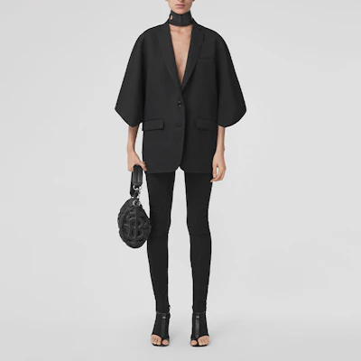 (W) バーバリー ソリッドブラック ショールスリーブ スーツジャケット SS22コレクション 80545041 Lookbook (W) バーバリー ソリッドブラック ショールスリーブ スーツジャケット SS22コレクション 80545041