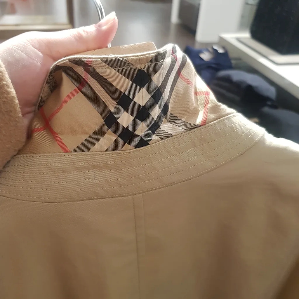 (Women) Burberry  Solid Color Button-Up Long Sleeve Trench Coat Khaki FW23 80677641 圖 4