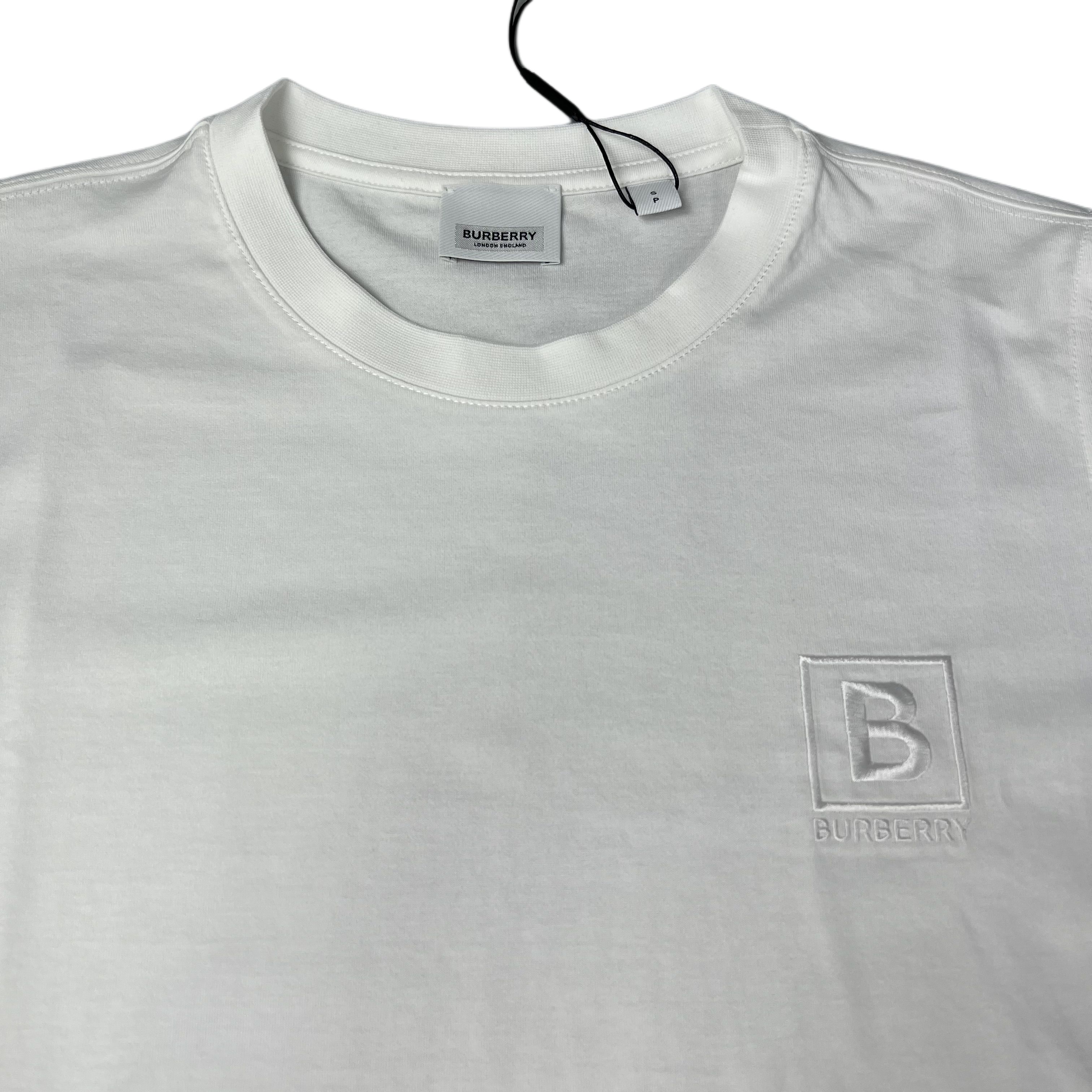 Shop (W) Burberry Kaos Crewneck Putih Bordir Huruf Oversized. 80808661