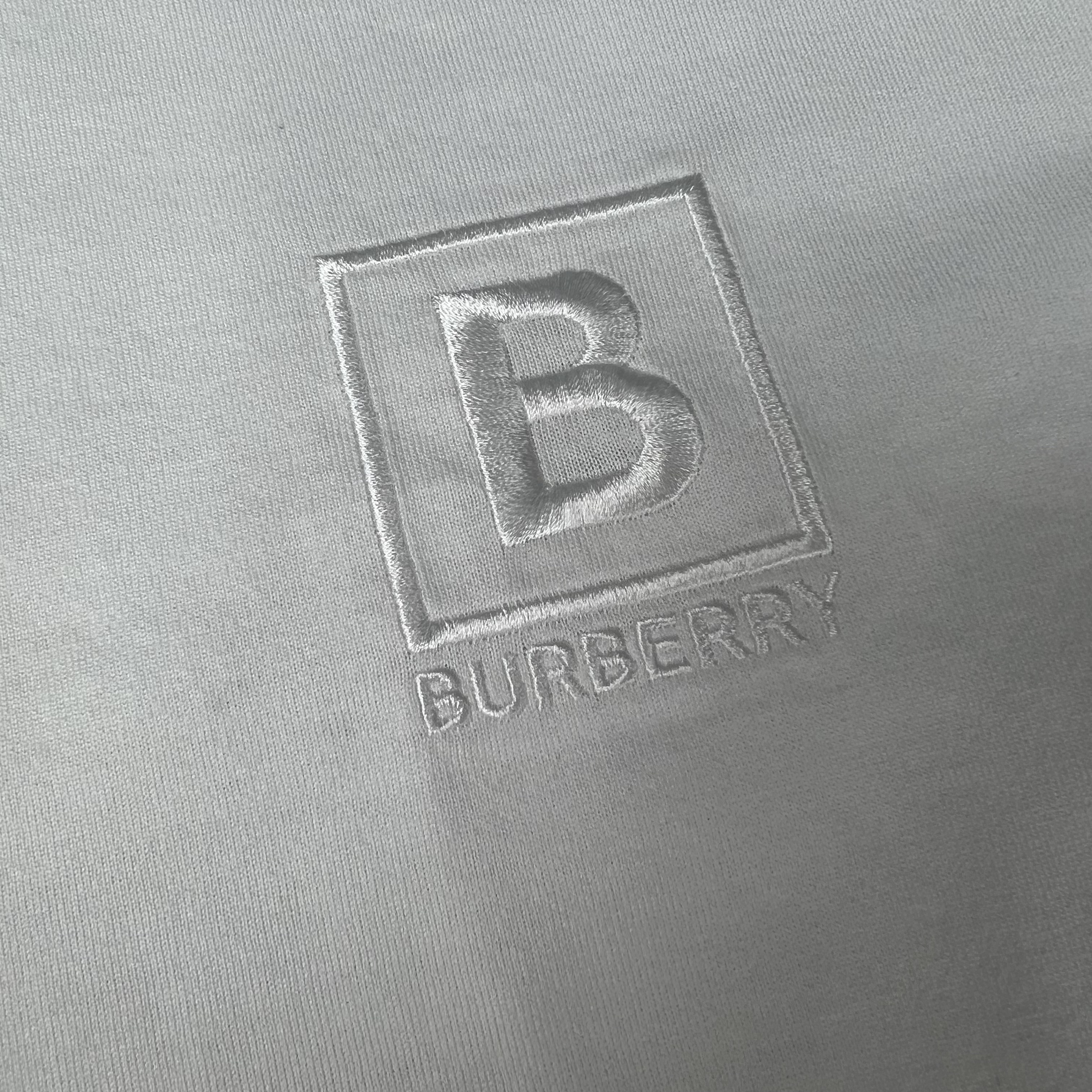 Purchase (W) Burberry Kaos Crewneck Putih Bordir Huruf Oversized. 80808661