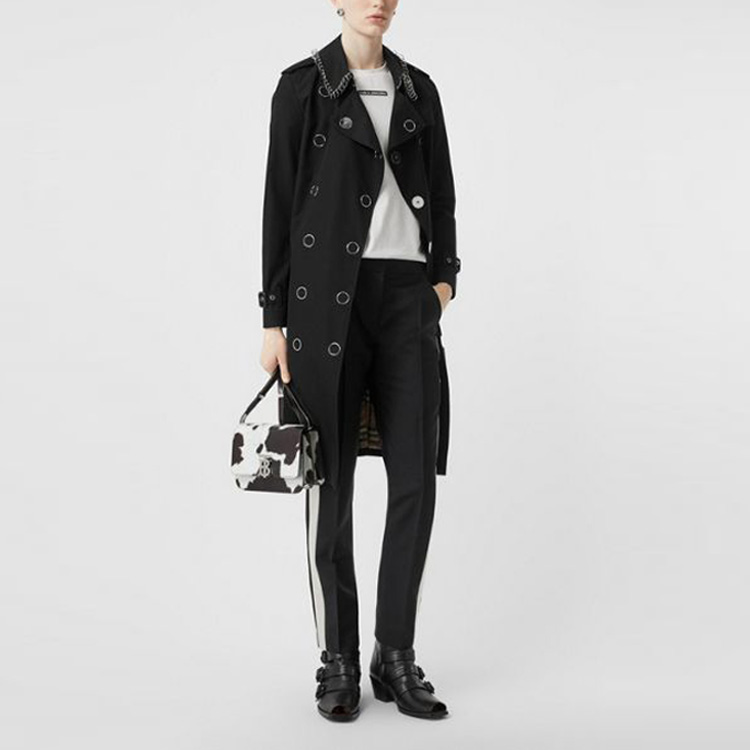 Lookbook (W) Celana Panjang Kasual Hitam Burberry dengan Garis Blok Warna di Sisi. 80171611