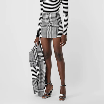 (W) バーバリー ブラック ストライプ柄 レザー スカート 45645011 Purchase (W) バーバリー ブラック ストライプ柄 レザー スカート 45645011