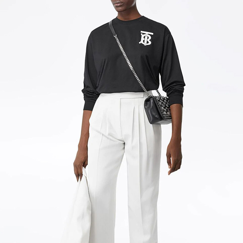 Shop (W) 버버리 블랙 로고 프린트 긴팔 티셔츠 80243421