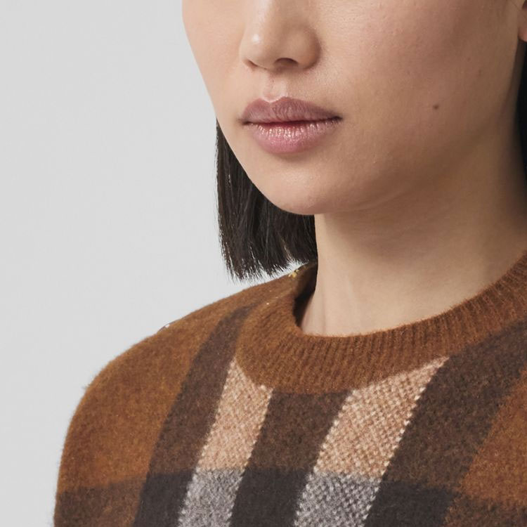 (Women) Burberry Check Wool-Blend Crewneck Sweater in Dark Birch Brown. 80484441 圖 6