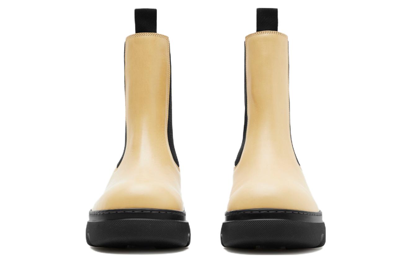 Lookbook 博柏利小牛皮舒適休閒短中筒切爾西靴女款奶油色