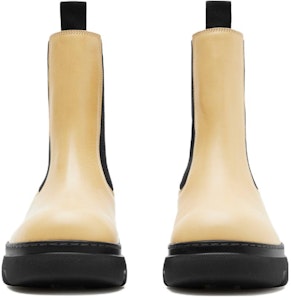 博柏利小牛皮舒適休閒短中筒切爾西靴女款奶油色 Lookbook 博柏利小牛皮舒適休閒短中筒切爾西靴女款奶油色