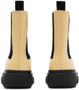 博柏利小牛皮舒適休閒短中筒切爾西靴女款奶油色 Shop 博柏利小牛皮舒適休閒短中筒切爾西靴女款奶油色