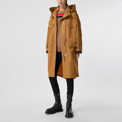 (W) 巴宝莉可拆卸帽形记忆塔夫绸大衣 驼棕色 80372701 Lookbook (W) 巴宝莉可拆卸帽形记忆塔夫绸大衣 驼棕色 80372701