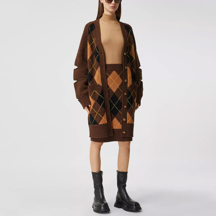 Shop (W) Burberry Gaun Kasual Panjang Tenun Berlian Berwarna-Warni 80372421