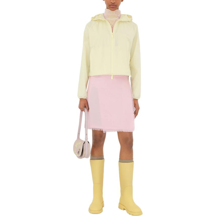 Shop (W) 버버리 이퀘스트리언 로고 후드 숏 자켓 프룻 시럽 색상 80825141