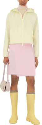 (W) 버버리 이퀘스트리언 로고 후드 숏 자켓 프룻 시럽 색상 80825141 Shop (W) 버버리 이퀘스트리언 로고 후드 숏 자켓 프룻 시럽 색상 80825141