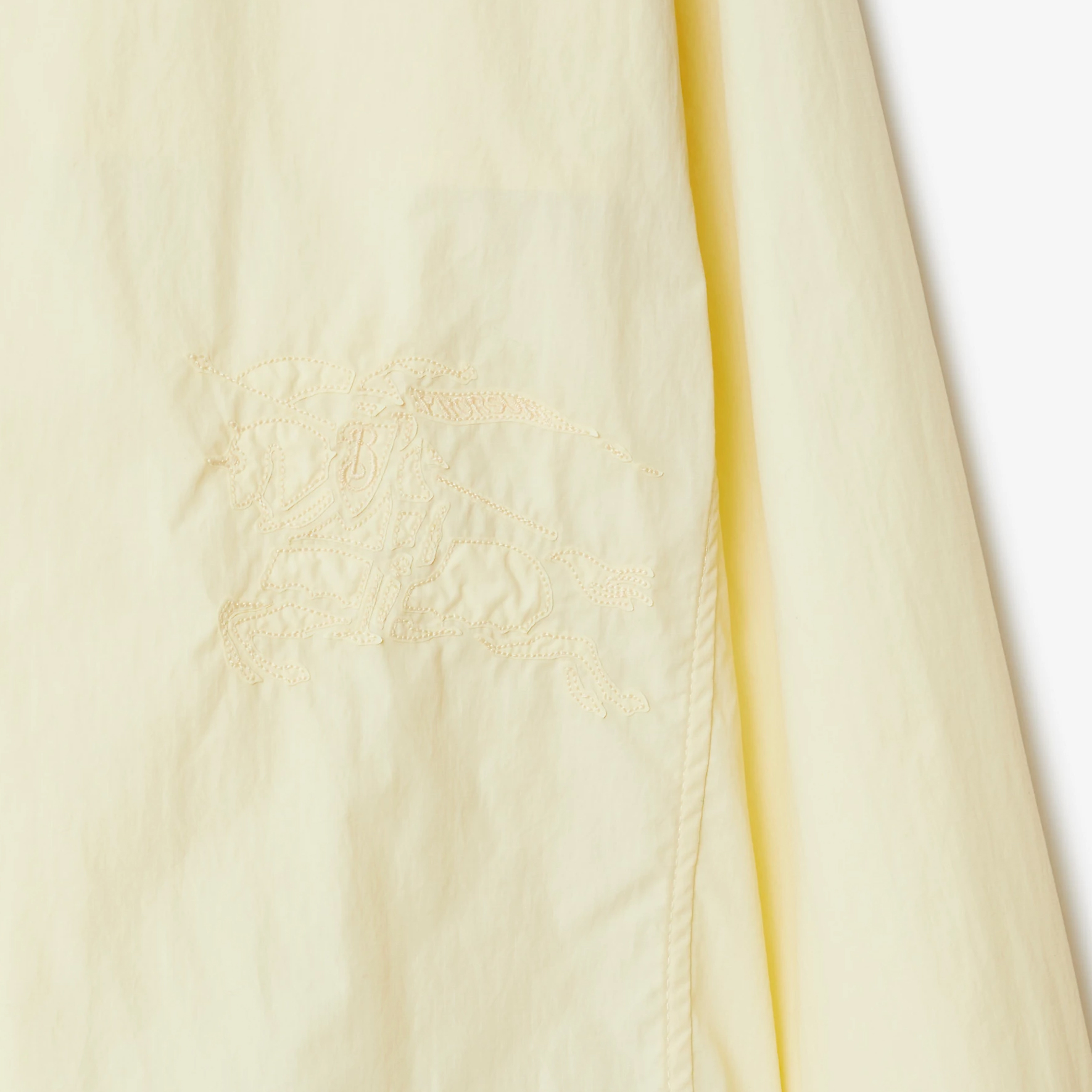 Sizing (W) 버버리 이퀘스트리언 로고 후드 숏 자켓 프룻 시럽 색상 80825141