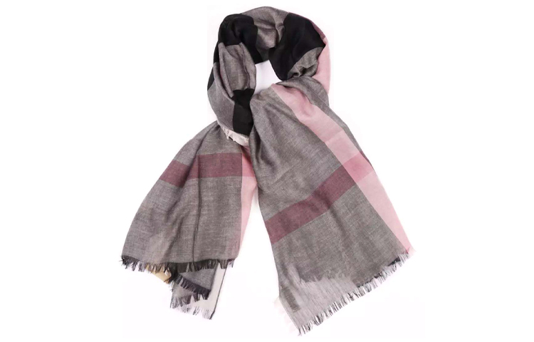 (Women) Burberry Fashion Checkered Scarf in Dark Grey 40504791 圖 4